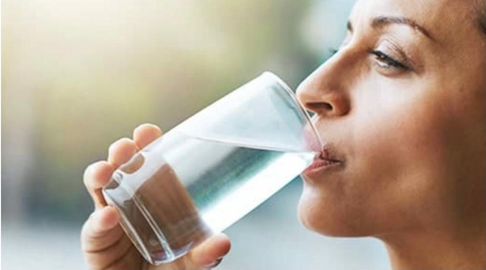 نوشیدن آب فراوان برای مراقبت از پوست